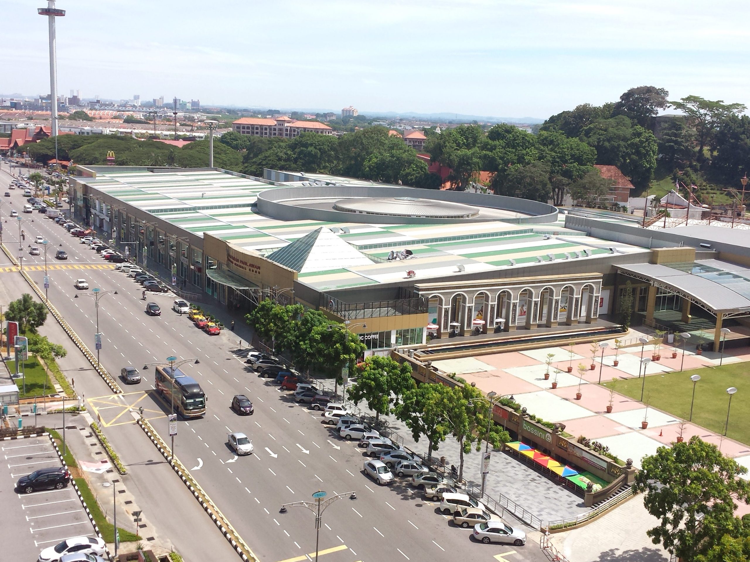 dataran pahlawan melaka megamall scaled