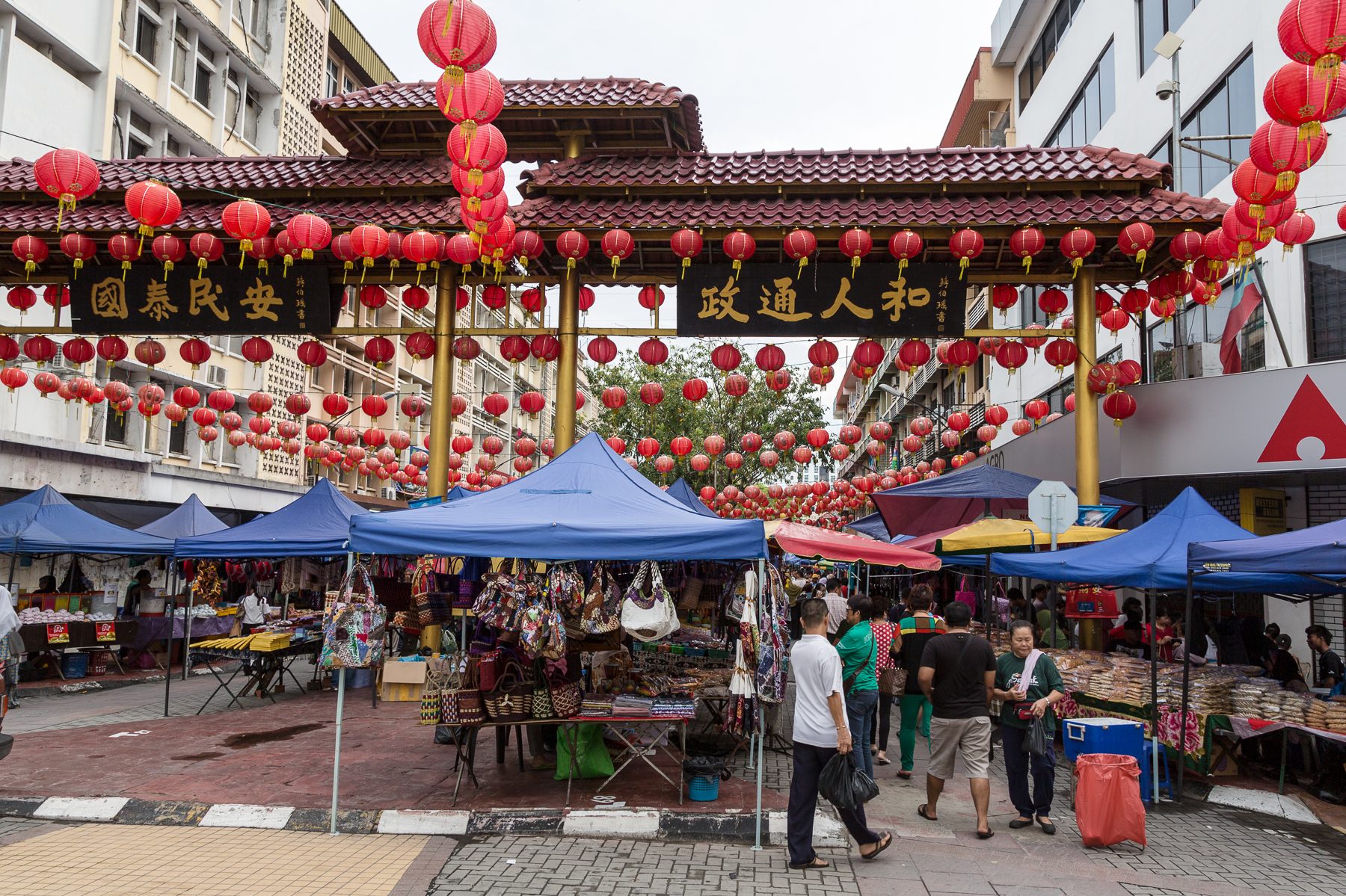 gaya street sunday market in kota kinabalu